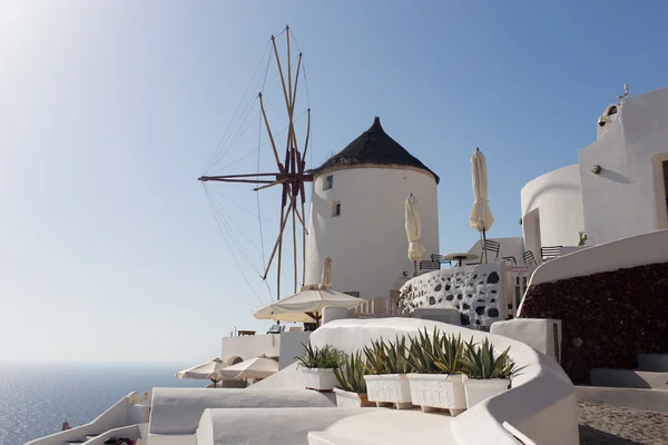 Molino de viento de la ciudad de Oia en el día soleado, Santorini — Foto de Stock