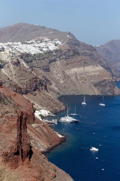 Santorini Adası - beyaz şehir ve mavi deniz görünümü