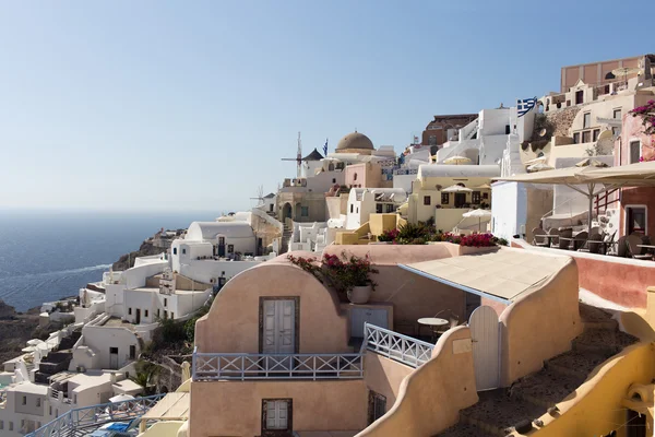 Isla de Santorini - vista de los famosos molinos de viento — Foto de Stock