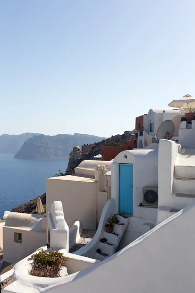 Isla de Santorini - vista de la ciudad blanca y el mar azul — Foto de Stock