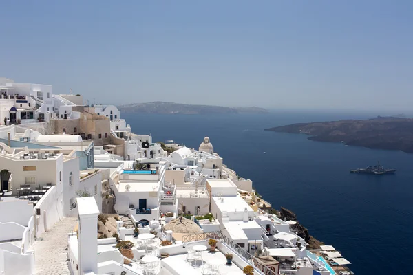 Santorini Adası - beyaz şehir ve mavi deniz görünümü