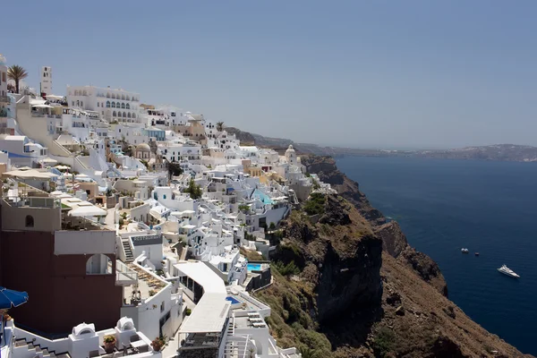 Santorini Adası - beyaz şehir ve mavi deniz görünümü