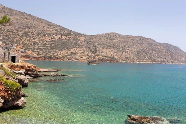 Lagoa azul cercada por montanhas — Fotografia de Stock