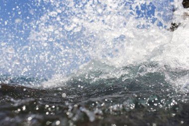 Yüksek deniz sprey ile kıyısında sıçramasına dalga deniz kaya