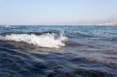 Yüksek deniz sprey ile kıyısında sıçramasına dalga deniz kaya