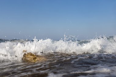 Yüksek deniz sprey ile kıyısında sıçramasına dalga deniz kaya