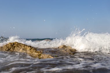 Yüksek deniz sprey ile kıyısında sıçramasına dalga deniz kaya