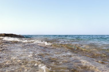 Yüksek deniz sprey ile kıyısında sıçramasına dalga deniz kaya