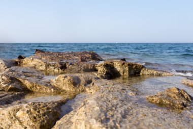Yüksek deniz sprey ile kıyısında sıçramasına dalga deniz kaya