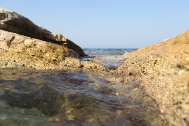 Sonsuz bir deniz kayalarda aracılığıyla görüntülemek