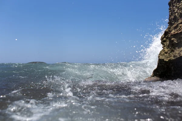 Yüksek deniz sprey ile kıyısında sıçramasına dalga deniz kaya — Stok fotoğraf