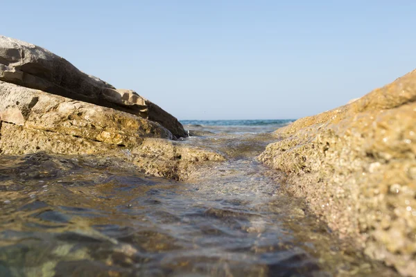 Sonsuz bir deniz kayalarda aracılığıyla görüntülemek