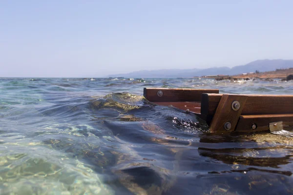 Denizde rahatlamak için ahşap Bank