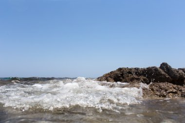 Yüksek deniz sprey ile kıyısında sıçramasına dalga deniz kaya