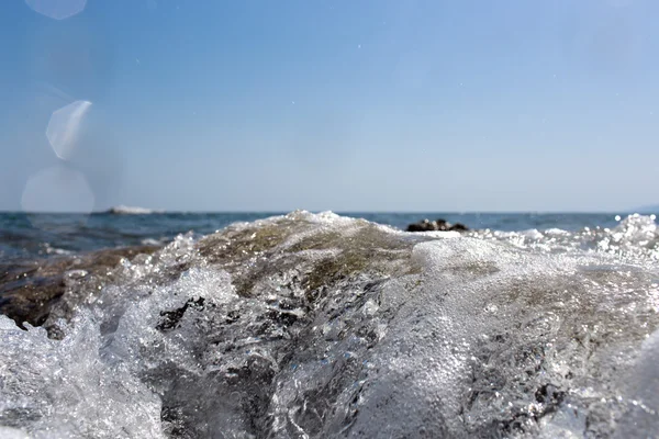 Yüksek deniz sprey ile kıyısında sıçramasına dalga deniz kaya