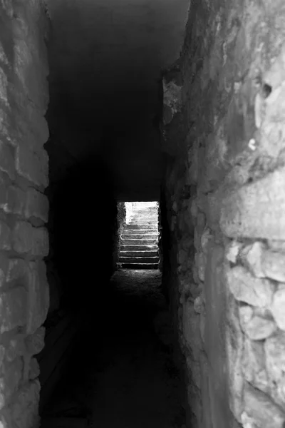 Luz al final del túnel de ladrillo — Foto de Stock