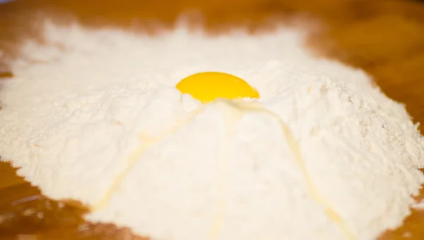 The egg and flour isolated on brown background — Stock Photo, Image