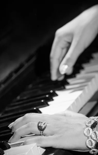 Le mani delle donne che giocano al pian — Foto Stock