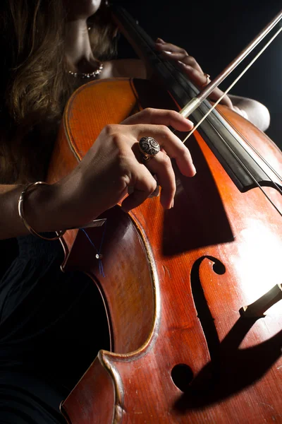 El violín y la mano de la chica de cerca —  Fotos de Stock