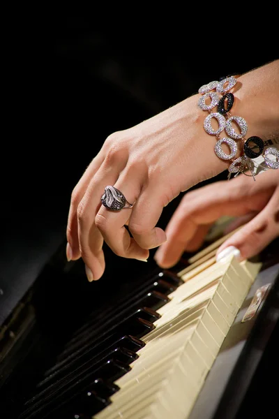 Das Mädchen spielt Klavier, Hände und Tasten schließen sich — Stockfoto