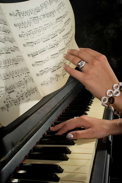 Das Mädchen spielt Klavier, Hände, Noten, Tasten Nahaufnahme — Stockfoto