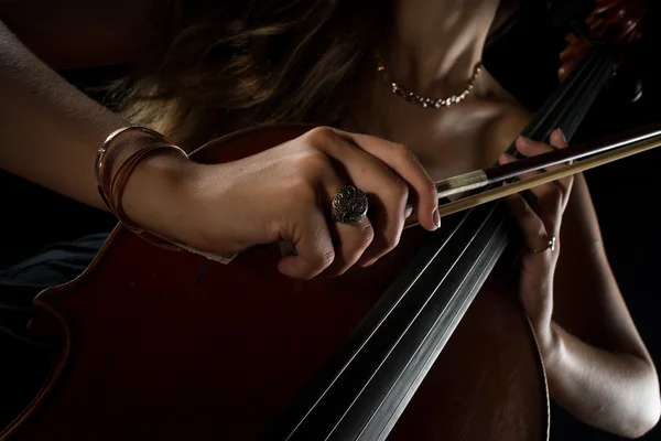 Tocando el violín, manos femeninas de cerca —  Fotos de Stock