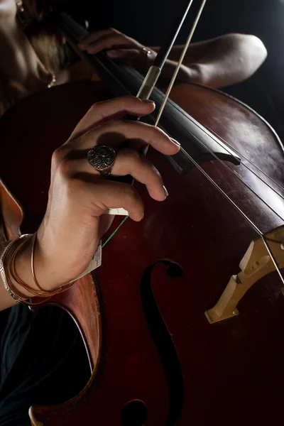 Tocando el violín, manos femeninas de cerca —  Fotos de Stock