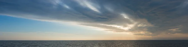 Puesta de sol en el mar negro. Anapa. — Foto de Stock
