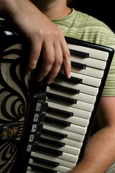 Ein Mann spielt Ziehharmonika. Nahaufnahme von Händen und Schlüsseln — Stockfoto
