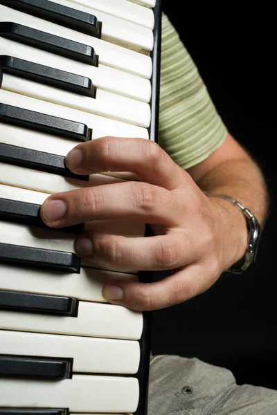 Ein Mann spielt Ziehharmonika. Nahaufnahme von Händen und Schlüsseln — Stockfoto