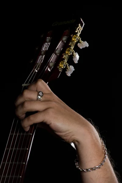 Manos masculinas tocando la guitarra —  Fotos de Stock