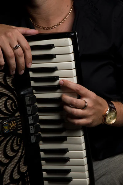 Un uomo suona la fisarmonica. mani e chiavi primo piano — Foto Stock