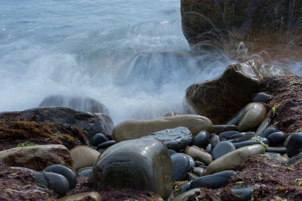 Θάλασσα κύματα ήττα από τον βράχο — Φωτογραφία Αρχείου