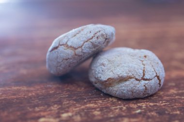 ahşap bir masa üzerinde bisküvi badem ezmesi