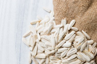 çuval bezi üzerinde beyaz ayçiçeği tohumu