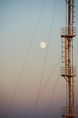 Petrol derrick gün batımında