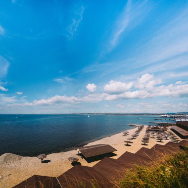 Şezlong ve şemsiye plajda. Anapa.