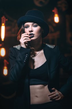 karanlık bir odada şapkalı güzel gizemli kız
