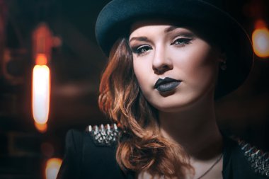 karanlık bir odada şapkalı güzel gizemli kız