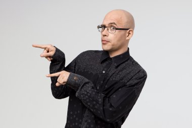 Beyaz arka planda bir adamın portresi