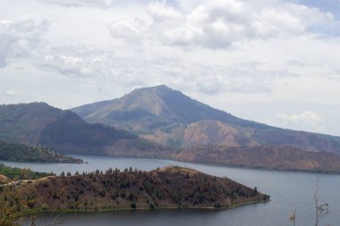 Toba Gölü ve yeşil tepelerin güzel manzarası. Volkanik Toba Gölü dünyanın en büyük gölüdür..