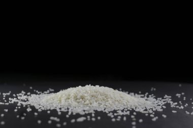 Siyah zemin üzerinde izole edilmiş pirinç taneleri yığını