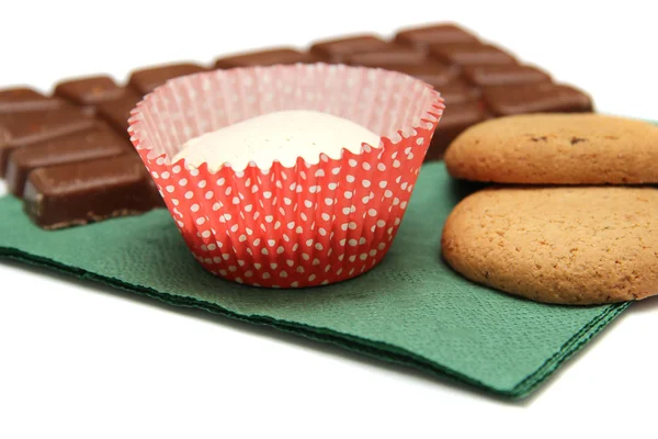 kurabiye, kek ve çikolata beyaz bir arka plan bir natürmort