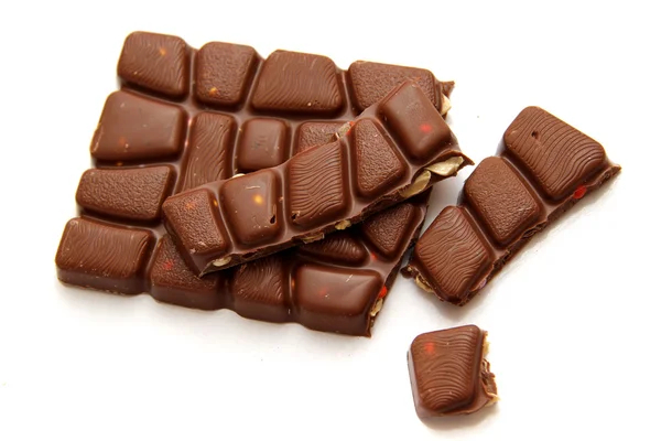 Beyaz bir arka planda, acı Fındıklı sütlü çikolata