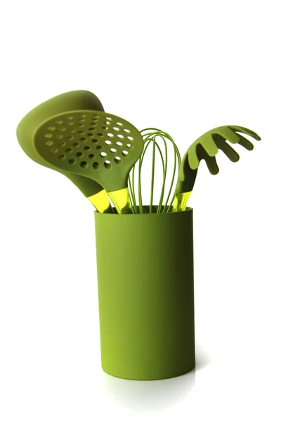 Beyaz bir arka plan Cook'u için kaşık ile yeşil cam