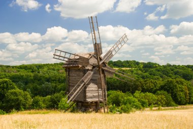 Eski bir yel değirmeni, Pyrohiv, Ukrayna