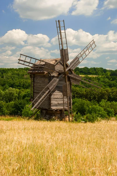 Stary drewniany wiatrak na pole, Pyrogowo obejmuję, Ukraina — Zdjęcie stockowe