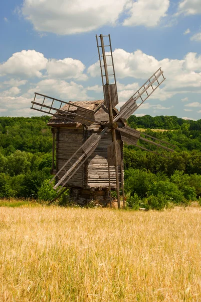 Oude houten windmolen op een veld, Pyrohiv, Oekraïne — Stockfoto