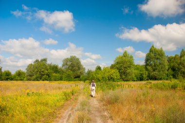 Yaz çiçeklenme çayır kadın figürü ile