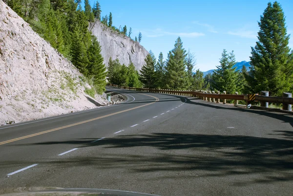 Strada tortuosa in montagna, Parco Nazionale di Yellowstone, Wyomin — Foto Stock